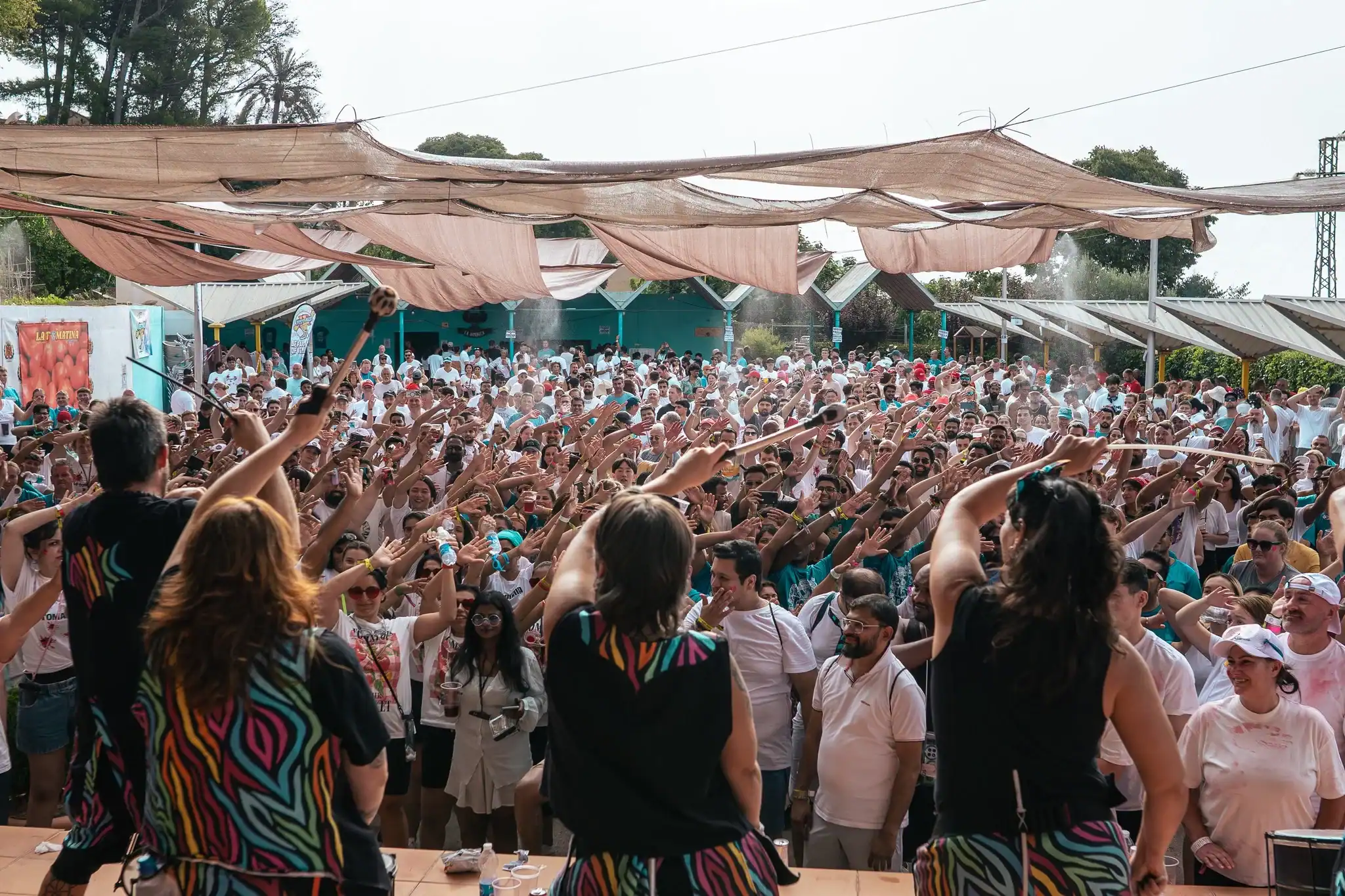 Pre-party and live atmosphere at the Tomato Base in Valencia